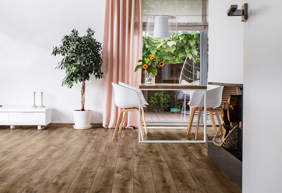 Παρουσιάζεται το πάτωμα τοποθετημένο σε ένα χώρο.